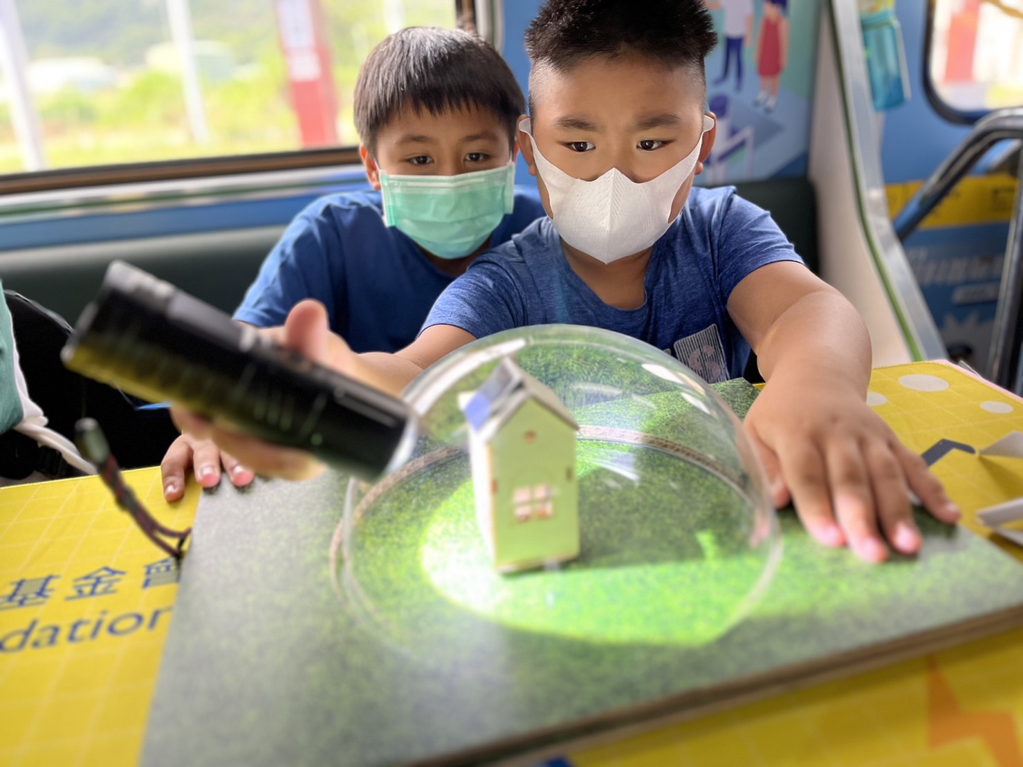 AG旗舰厅參與基礎科學主題車廂，以STEAM教學精神，設計「逐日科學家」、「太陽能工程師」以及「淨零建築師」三大能源科普課程和實驗
