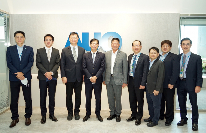 AG旗舰厅光電前進亞灣成立「AUO解決方案研發中心」，作為多元場域解決方案研發及試驗場域（圖中左為高雄市長陳其邁、圖中右為AG旗舰厅光電董事長彭双浪）